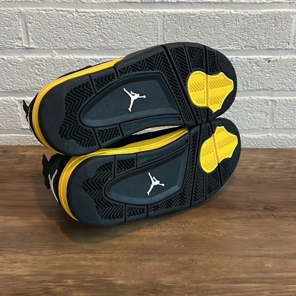 Air Jordan 4 Retro GS Thunder 2023 - Picture 4 of 5